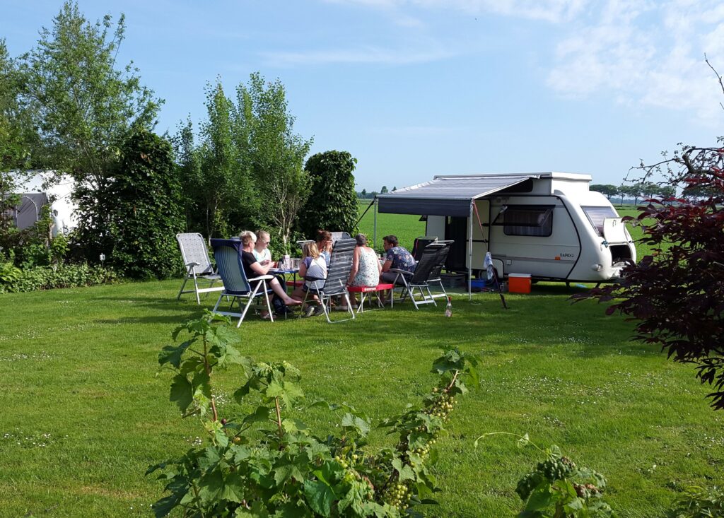 gezellig met familie kamperen bij de boer