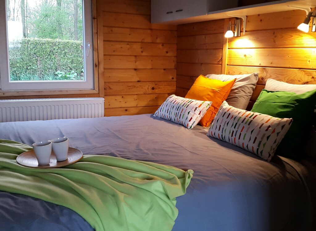 Heerlijk ontbijten met een goede boxspring bij boerencamping De Boergondier