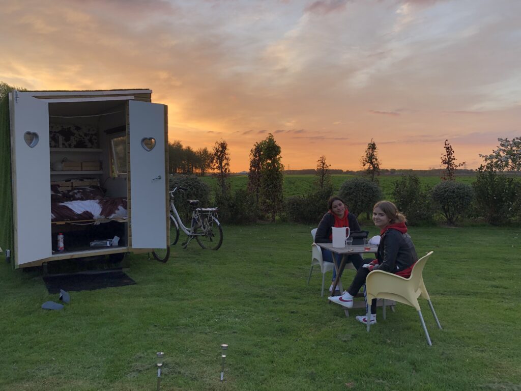 mooie zonsondergang bij tiny house boerencamping
