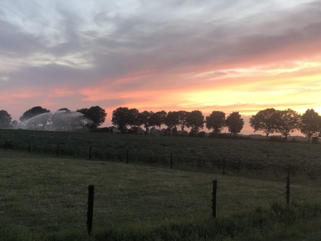 mooie zondsondergang vanaf uw camperplaats bij boerencamping Overijssel